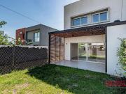 DUPLEX DE 2 DORMITORIOS CON COCHERA Y PARQUE. CITY BELL....