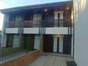 Duplex de 3 Ambientes con balcón saliente y techo tejas