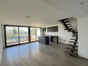 DUPLEX DE TRES DORMITORIOS, TRES BAÑOS, COCHERA DOBLE Y...