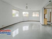 ¡Dúplex en piso 2° por escalera, con playroom en piso...