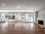 Duplex en Recoleta con tres suites, dependencia y...