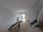Duplex frente para a rua com amplo quintal!