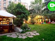 Dúplex remodelado con patio, jardín y quincho propio