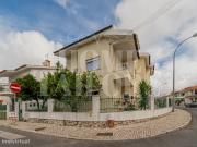 Duplex T4 Totalmente Renovado em Moradia Isolada Queijas