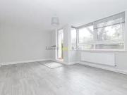 Duplex to rent in Abbott Road, London E14