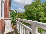 Duplex traversant avec balcon dans ancien hôtel...