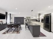 Düsseldorf ganz nah: Hochwertige DHH mit 2 WE, Garten,...