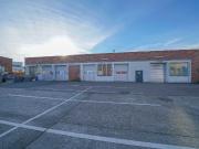 Ebenerdige Lagerhalle mit mechanischem Tor zentral in...