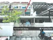 ebuah rumah teres tiga tingkat yang beralamat pos di NO....