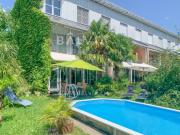 Eckhaus mit Pool in Familiensiedlung im Baurecht