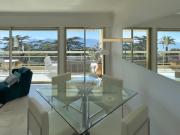 ÉCRIN DE RAFFINEMENT AVEC VUE PANORAMIQUE SUR LA BAIE DE...