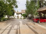Edificio, clásico cortijo granadino, con yeguada y...