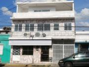 Edificio con dos departamentos y un local comercial en...