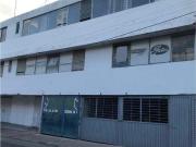 Edificio con Estacionamiento