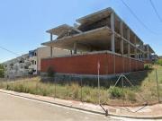 Edificio con obra parada en construcción en Urb. Font...