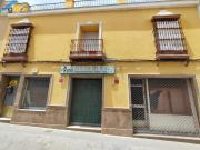 Edificio con tres pisos y local comercial