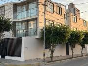 Edificio de 3 Pisos con 15 Habitaciones y 2...