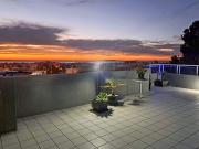 Edificio de apartamentos de nueva construcción con... Edificio de apartamentos de nueva construcción con...