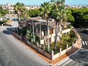 Edificio de Oficina Tradicional Principal en El...