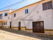Edifício habitacional composto por 2 divisões de...
