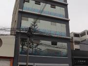 EDIFICIO MODERNO DE SEIS PISOS CON ASCENSOR