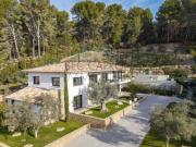 ÉGUILLES PROPRIETE CONTEMPORAINE ET PRESTATIONS HAUT DE GA