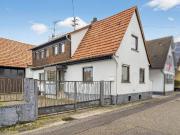 Ein Haus, das auf Ihre Ideen wartet mit Scheune, Garten...