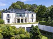 Ein Juwel der Eleganz und Exklusivität neben dem...