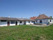 Ein Mehrfamilienhaus mit Zusatzgebäude und Garagen