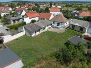 Ein Mehrfamilienhaus mit Zusatzgebäude und Garagen Ein Mehrfamilienhaus mit Zusatzgebäude und Garagen