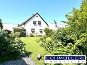 Ein oder Zweifamilienhaus mit kleinem Pool und großem Garten