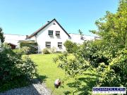 Ein oder Zweifamilienhaus mit kleinem Pool und großem Garten