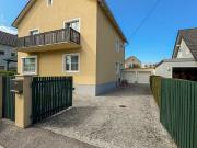 Ein oder Zweifamilienhaus mit Pool und Doppelgarage in...