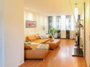 Ein Traum: Gehobene Etagenwohnung mit Balkon und Spa Bereich