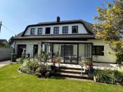 Ein Zuhause am Wasser: Haus mit Garten und bestehendem...
