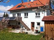 Ein Zweifamilienhaus freistehend
