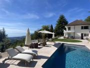 Eine atemberaubende Oase mit Pool und Panoramablick