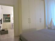 Eine voll möblierte Wohnung mit einem Schlafzimmer