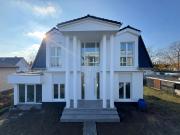 Einfamilienhaus in zweiter Reihe: Helles, modernes Wohnen