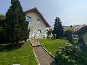 Einfamilienhaus mit Doppelgarage mit großem Garten