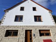 Einfamilienhaus mit einem Dreifamilienhaus zu verkaufen