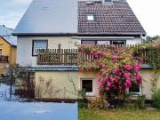 Einfamilienhaus mit Einliegerwohnung im DG und UG zu...