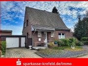 Einfamilienhaus mit Garage und Gewächshäusern