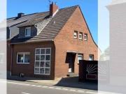 Einfamilienhaus mit Garage und großem Garten