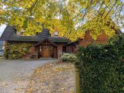 Einfamilienhaus mit Garage und großen Grundstück