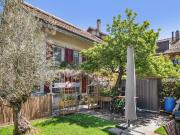 Einfamilienhaus mit großem Außenbereich und Terrasse, in...