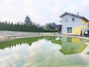 Einfamilienhaus mit großem Garten und Schwimmteich