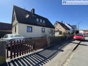 Einfamilienhaus mit großem Grundstück und Doppelgarage