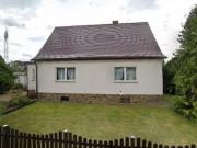 Einfamilienhaus mit großen Garten und Garagen