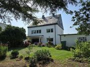 Einfamilienhaus mit herrlichem Garten und Garage im...